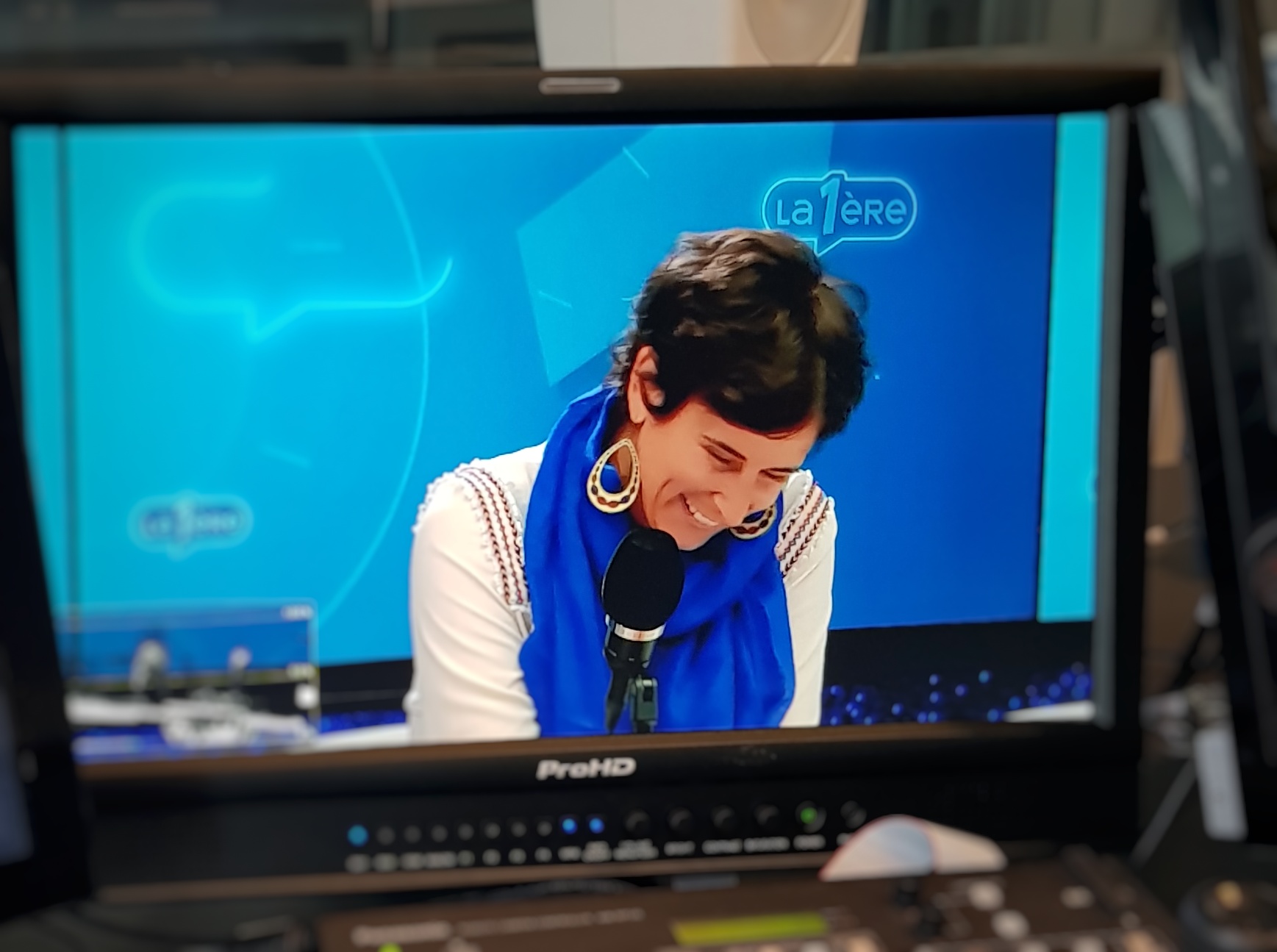 Emilie Somers au micro de La Première, RTBF.